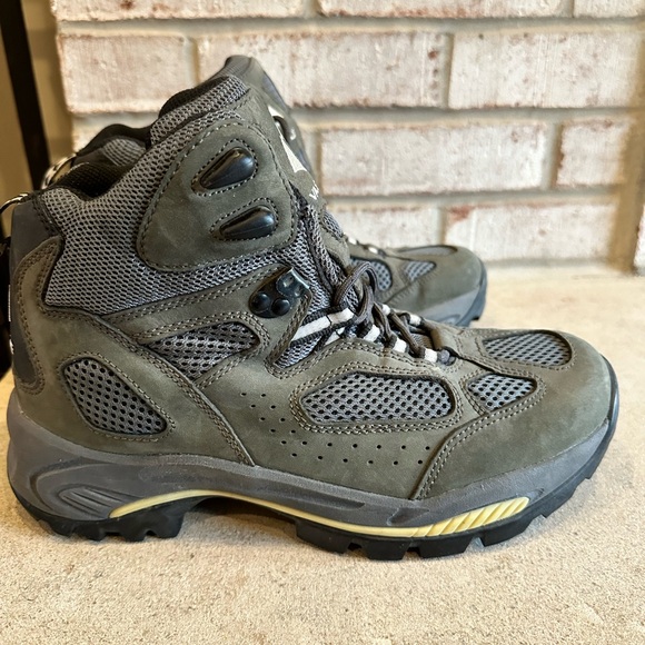 Olive Colored NWOT Vasque Boots - Picture 1 of 6